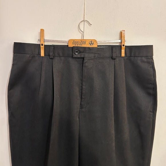 Men's Dress Pants - Exact a Dockers Brand Black, Cuffed, Pleated Size 40x30 - Picture 9 of 10